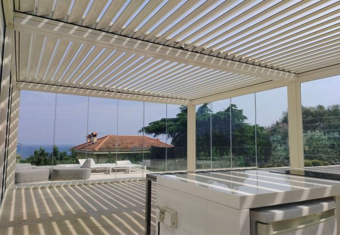 Pergola aluminium bio-climatique semi-ouverte intérieur